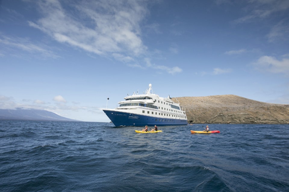 galapagos-cruises-tours-kayakers-ships